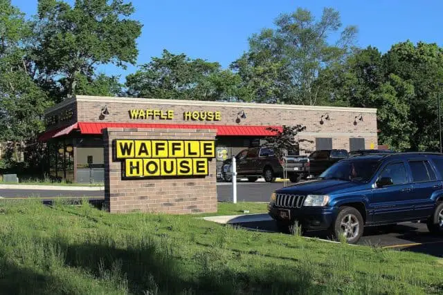 How much does waffle House pay its servers, hosts, and cooks?