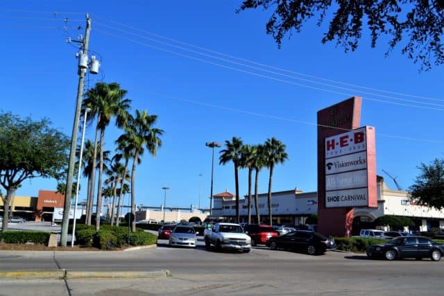 How much does H-E-B pay its workers?