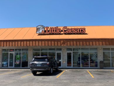 How much does Little Caesars pay to start and on average, for more experienced workers?