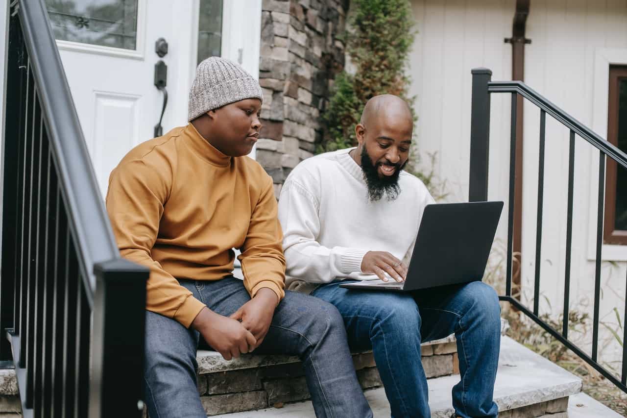 Does Best Buy hire at 16? Photo by Any Lane from Pexels.