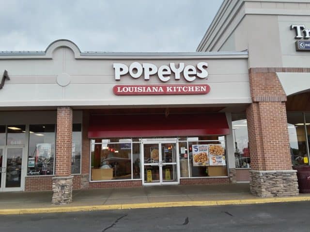 How much does Popeyes pay its employees to start, and on average?