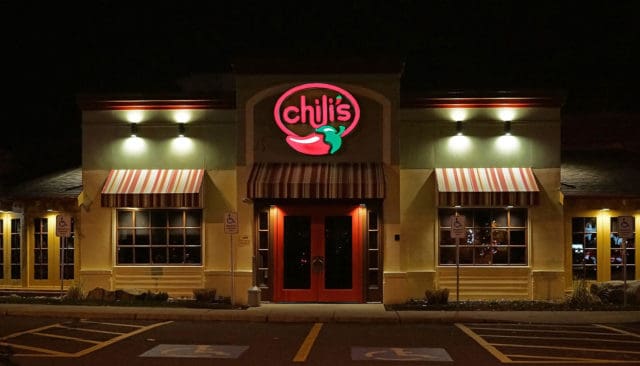 How much does Chili's pay its employees?