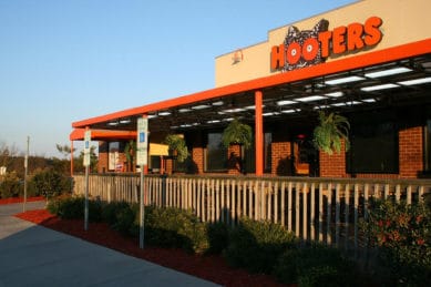 How much does Hooters pay?