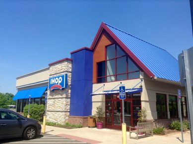 How much does IHOP pay?