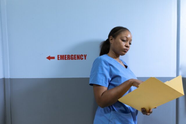 This emergency room nurse job description provides all the details you need to see if this career is for you.